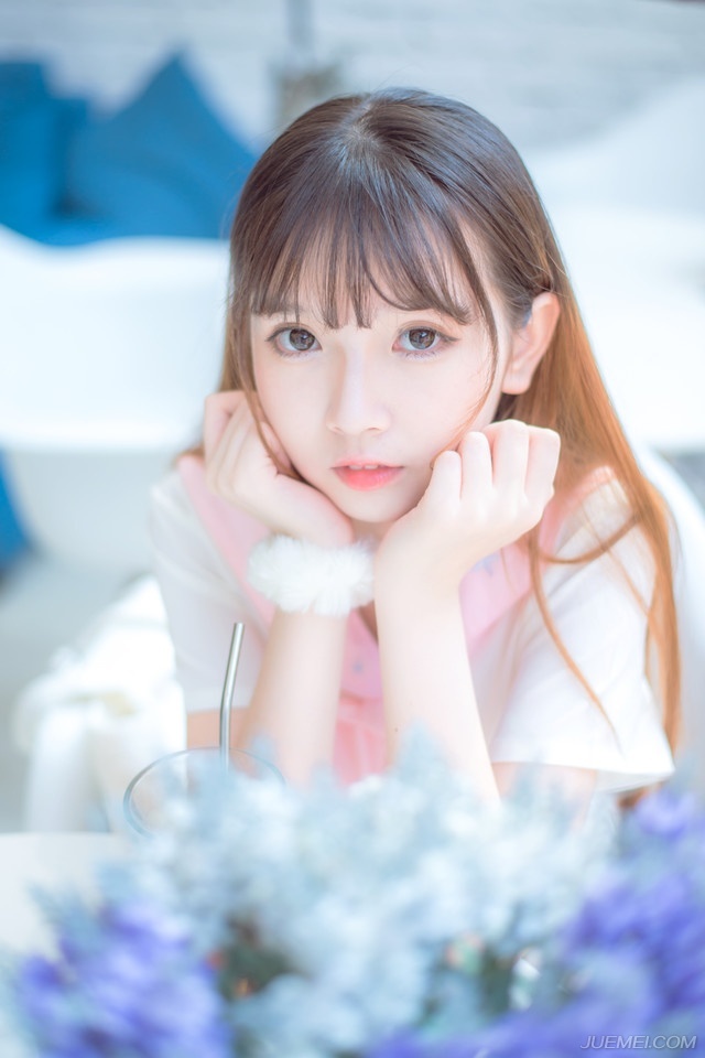 “放他进来！”孟达皱了皱眉，似乎有些犹豫，随后挥了挥手，示意护卫们退下。